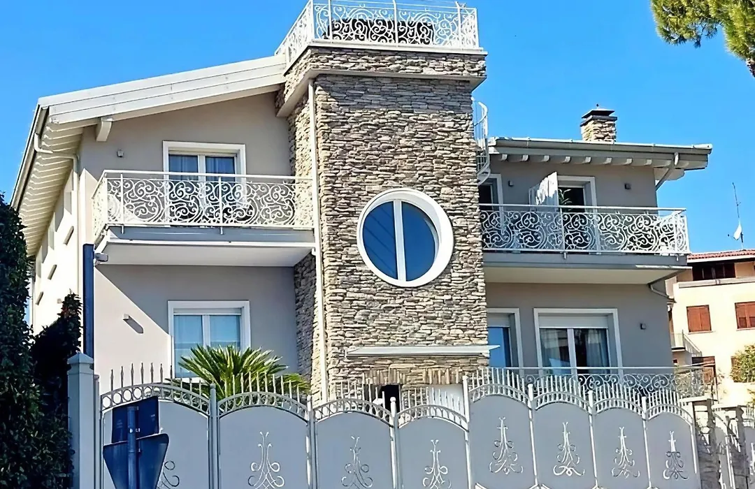 BELLAVISTA EXCLUSIVE B&B in zona centrale con piscina riscaldata-Jacuzzi vista lago LA COLAZIONE viene servita in una pasticceria rinomata ed esclusiva esterna alla struttura-1