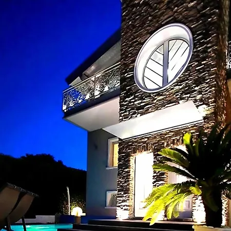BELLAVISTA EXCLUSIVE B&B in zona centrale con piscina riscaldata-Jacuzzi vista lago LA COLAZIONE viene servita in una pasticceria rinomata ed esclusiva esterna alla struttura-2